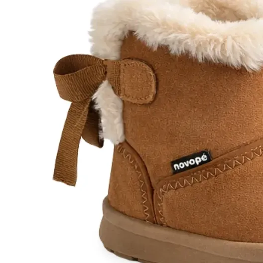 Bota infantil Novopé peluciada caramelo vista frontal para ajuste